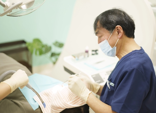 淵野辺駅近くの歯医者・鹿沼台こばやかわ歯科の診療風景